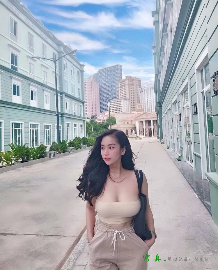 胸大的不像话，越南超级丰满大胸美女写真，生活照图集10