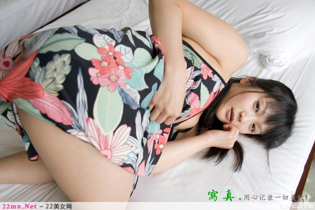 清纯美女玫瑰印花裙写真11