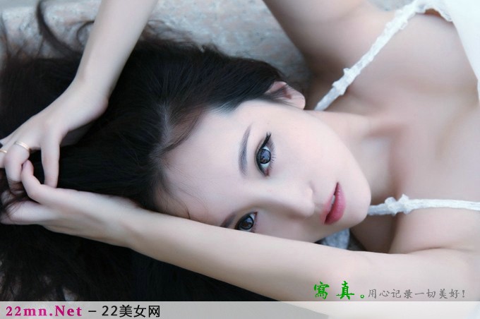 清纯美女泳装露半球写真图片9