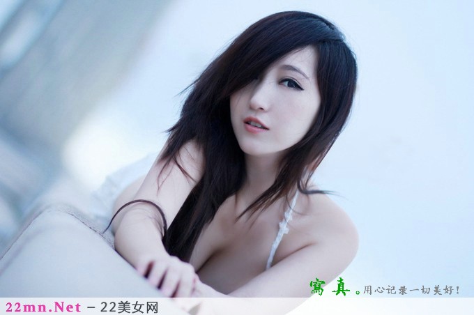 清纯美女泳装露半球写真图片10