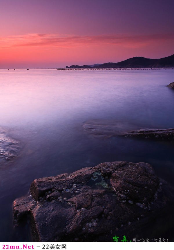 海岸边观太阳升起时的美景3