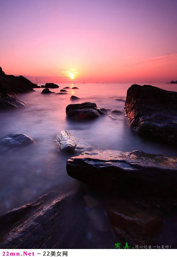 海岸边观太阳升起时的美景