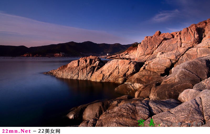 海岸边观太阳升起时的美景13